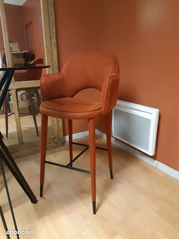 Chaises hautes et table (image 2)