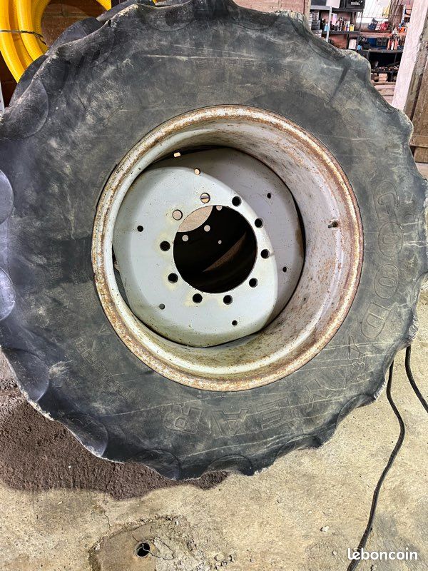 Roue avant 1455 15x28" 16.9r28 (image 1)