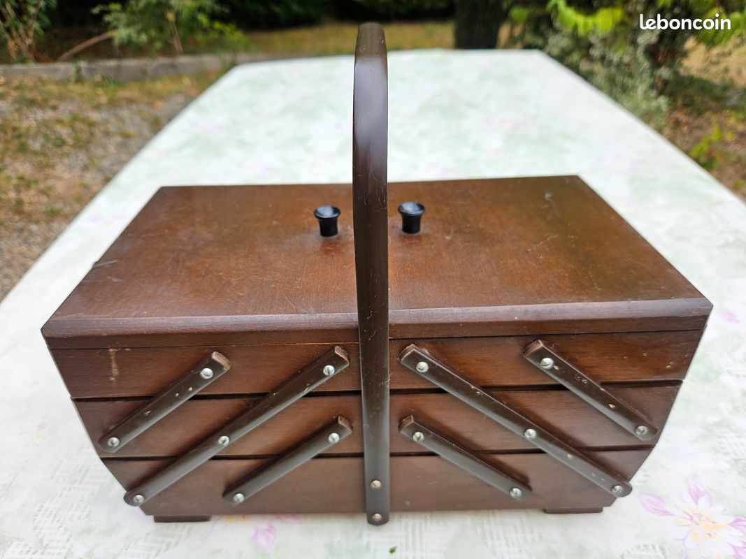 Boîte à Couture Vintage En Bois Dépliable Avec Accessoires – État Correct – Parfait Pour Collectionneurs