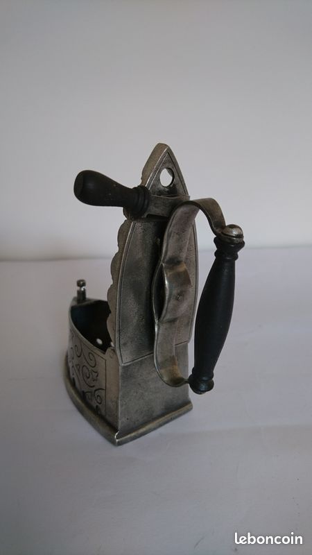 Petit fer à repasser en étain (image 6)