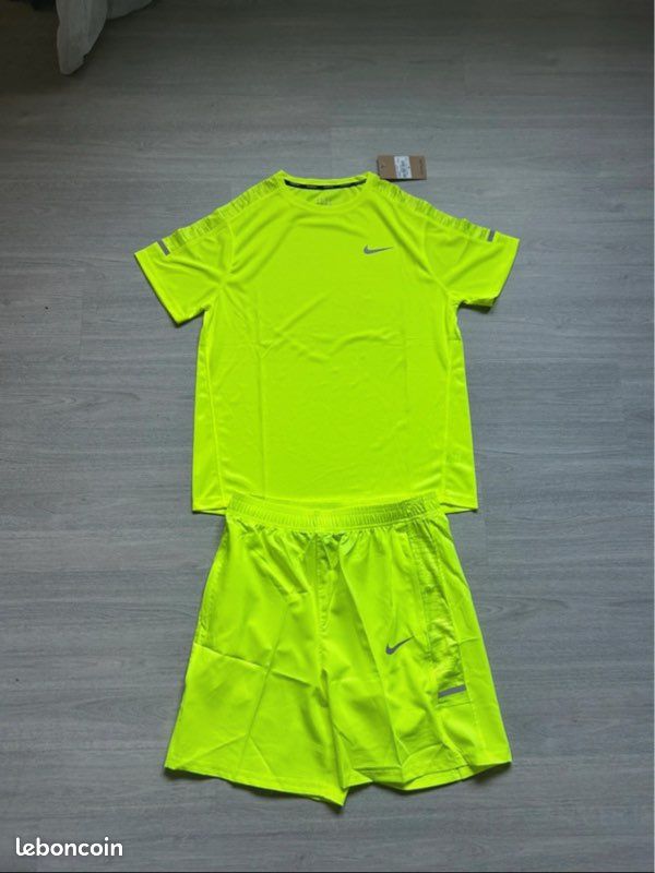 Nike Apparel Short Jaune Nike Nike Sportswear Short Light Yellow