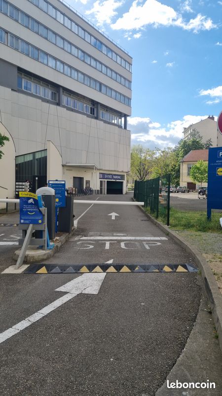 Lyon 7 - location places de parkings en sous-sol · 100 €