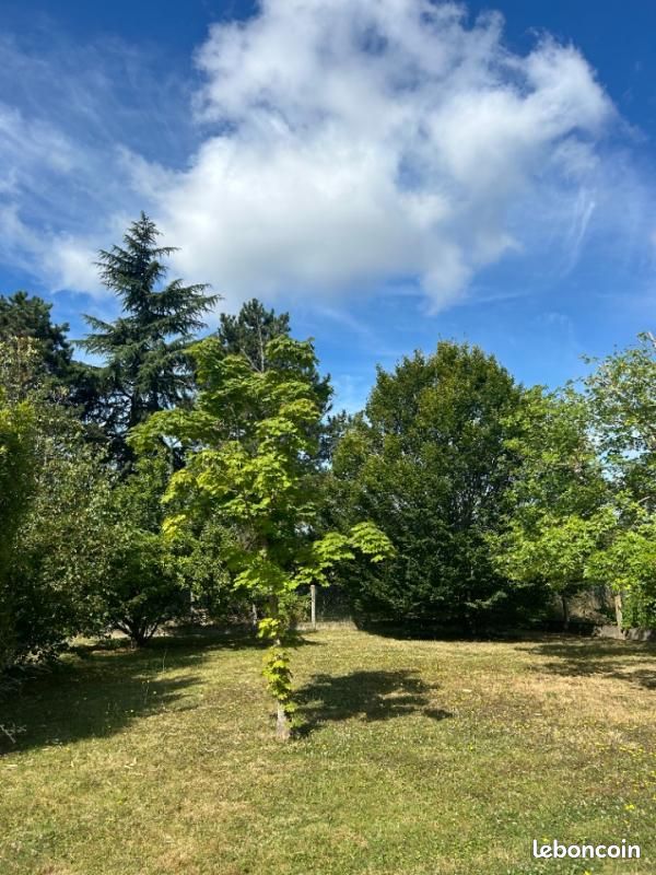 Terrain 710 m² · à Monts · 88 000 €