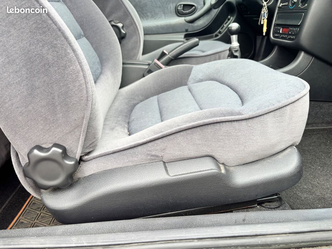 PEUGEOT 406 COUPE 2.0i / Première main (image 29)