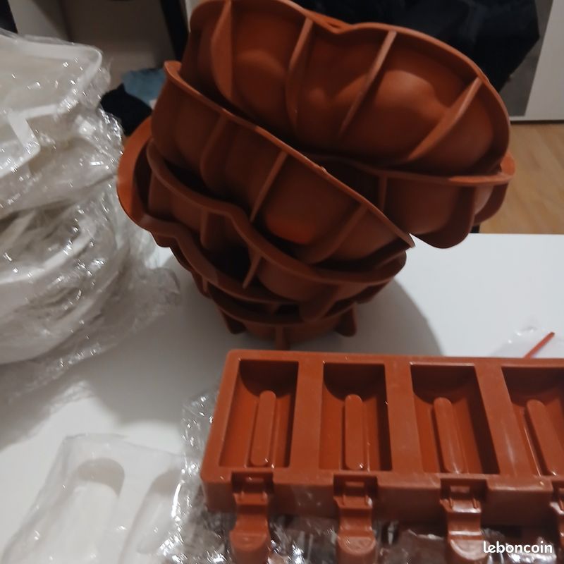 Webake Moule Chocolat Paques Silicone Lot de 2 Moule Oeuf de Paques 9cm Moule à Gâteau pour la Décoration de Gâteaux, Chocolat, Biscuits, Candy