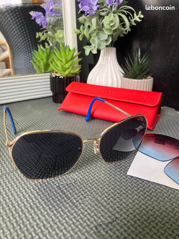 Lunettes De Soleil Guess Occasion - Modèle Non Spécifié, à Vérifier Selon Photos Et Description Vendeur