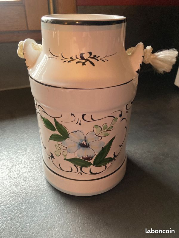 Joli pot à lait en faïence (image 1)