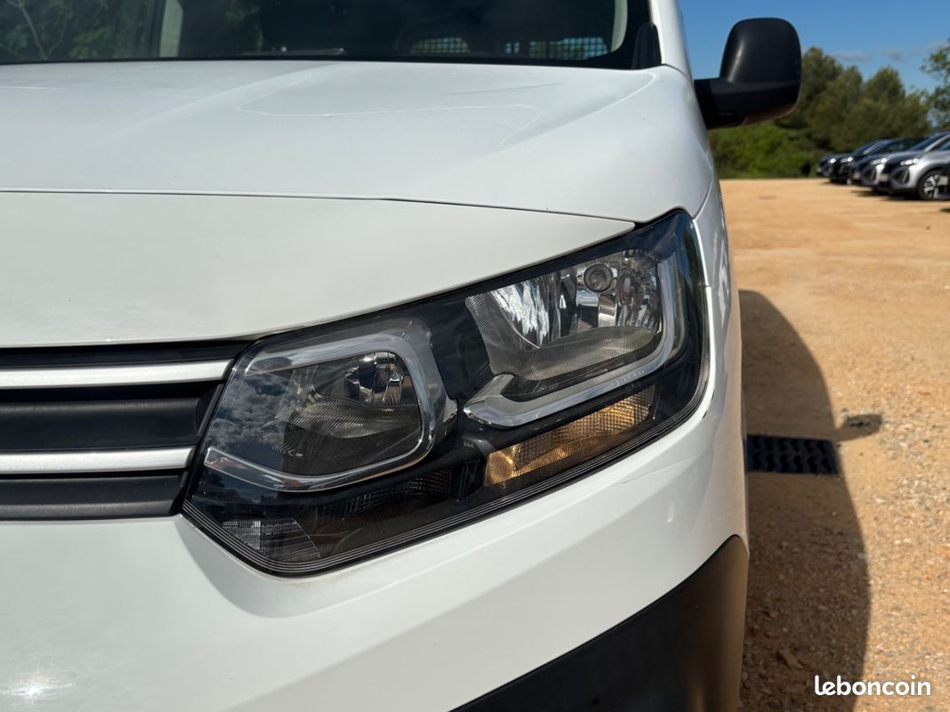 Citroën BERLINGO FOURGON XL 2021 Cabine Approfondie 1.5 BlueHDi 102 cv SUIVI COMPLET {TVA RECUPERABLE - GPS - CARPLAY} (image 13)