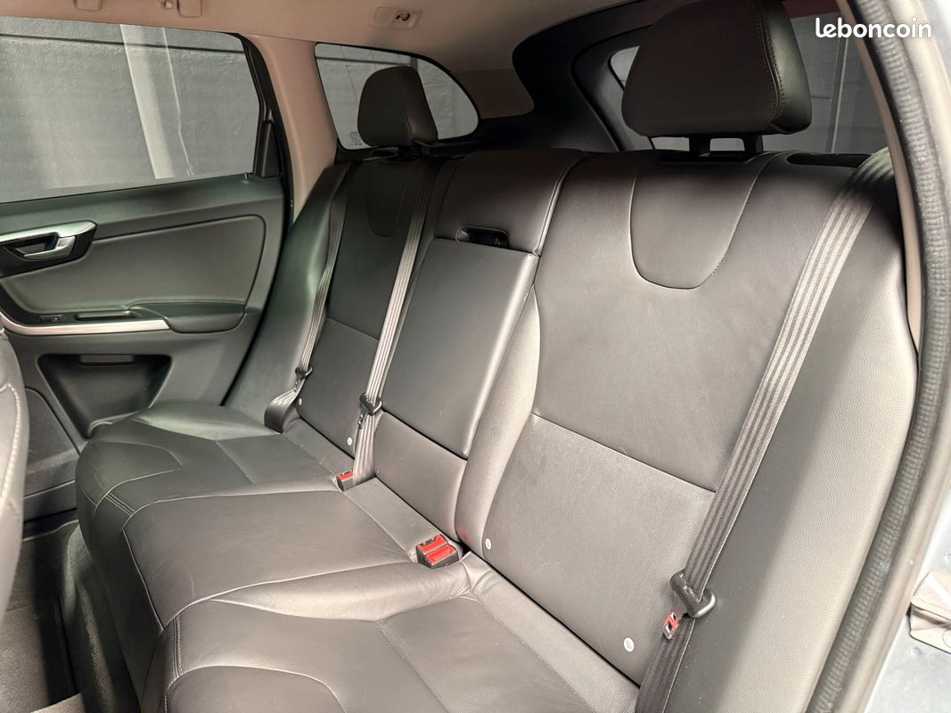 VOLVO XC60 2.0 D4 190Ch SIGNATURE EDITION BVA - TOIT OUV ELEC - CAMERA RECUL - SIEGES CHAUFF - HARMAN-KARDON (image 7)