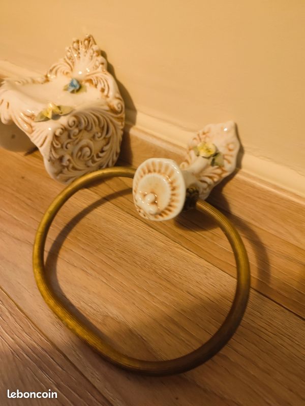 Lot Accessoires Salle De Bain Vintage SYLA - Blanc Fleurs Roses, 6 Pièces (porte-serviettes, Crochet, Dévidoir)