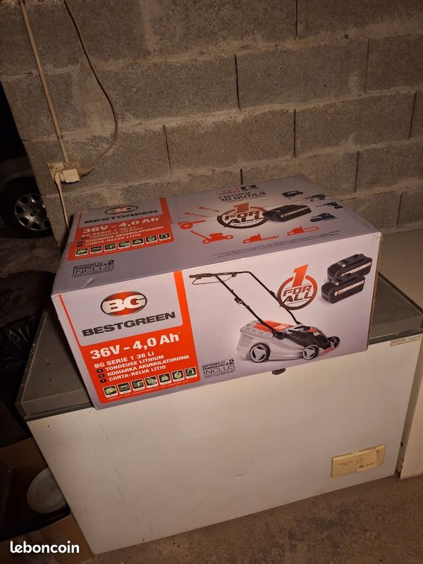 A vendre tondeuse électrique à batterie neuve encore dans son emballage le prix et de 300 à prendre sur place (image 1)