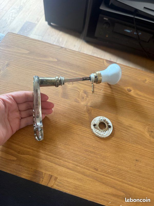 Plusieurs poignées de porte vintage avec bouton en porcelaine blanche (image 3)
