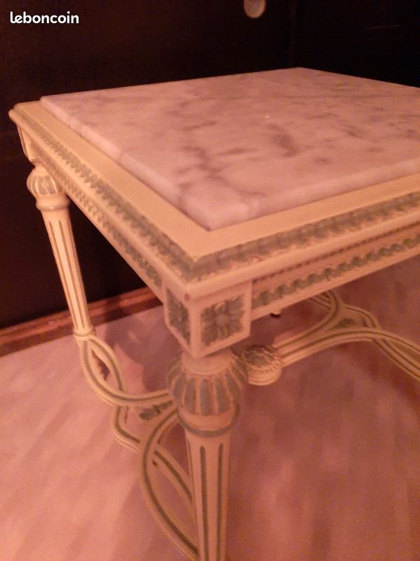 Table de style bois et marbre (image 2)