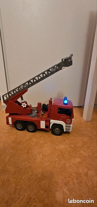 Camion de pompiers avec casque (image 3)