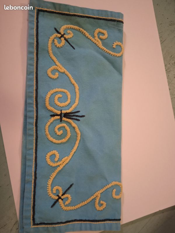 VINTAGE Porte- serviette brodé (image 1)