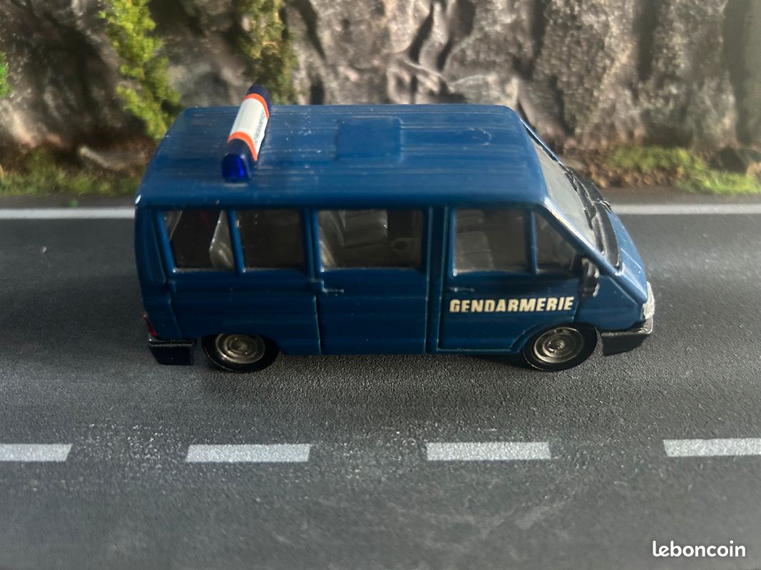VEREM SOLIDO CAMION militaire Renault 4X4 et zodiac canot pneumatique 6030 04 86 EUR 20,00