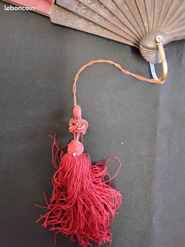 Éventail ancien en soie rouge bordeaux (image 7)