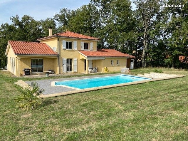 Maison 5 pièces 155 m² · à Saint-Nizier-sous-Charlieu · 155 m² · 1 200 €/mois