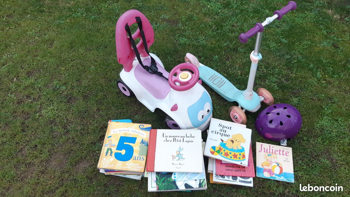 Patinette trottinette roues enfant bébé livre ouvrage casque