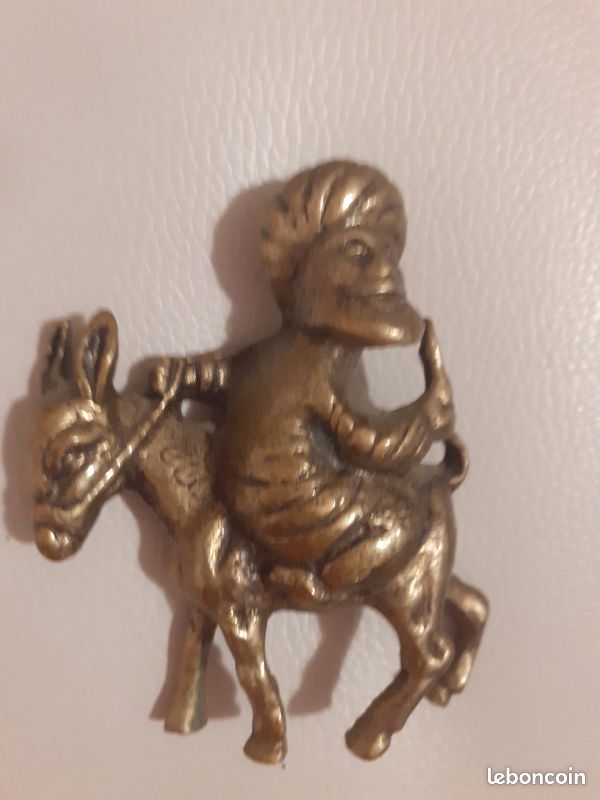 Une magnifique petite statuette en métal représentant un voyageur (image 3)