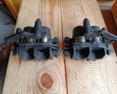 Jeu D'étriers De Frein Avant Pour Suzuki SV650N (2004-2007) – Occasion Avec Traces De Corrosion