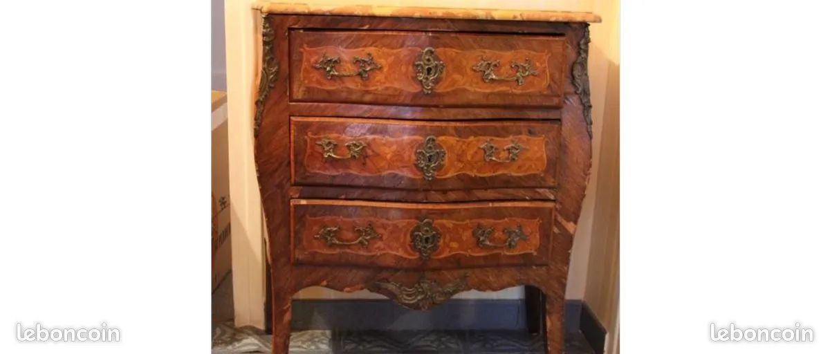 Magnifique commode galbée Louis XV (image 1)