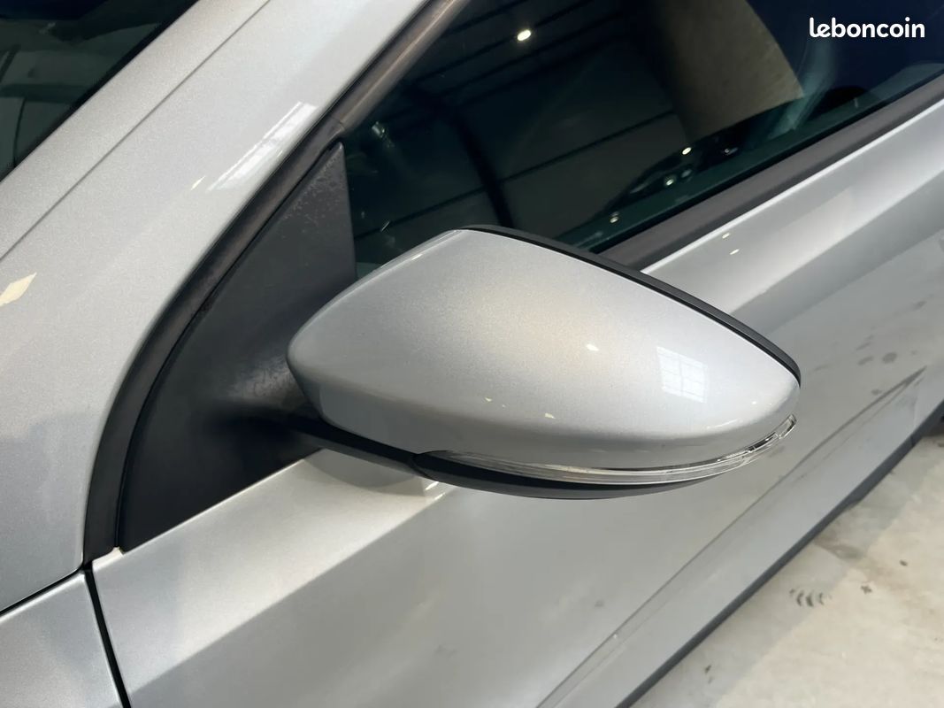VOLKSWAGEN Scirocco 1.4 TSI 160ch Sportline - 2009 - DYNAUDIO - Projecteur Bi-Xenon (image 20)