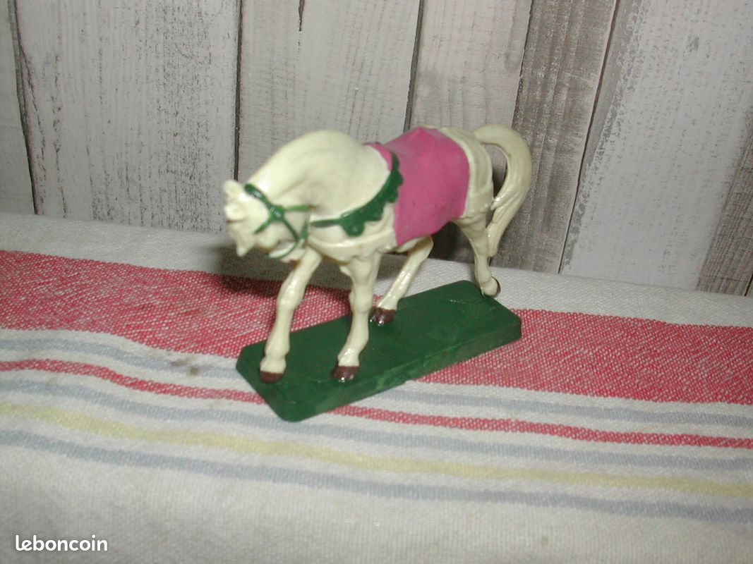Figurine STARLUX cheval blanc et selle rose (image 2)