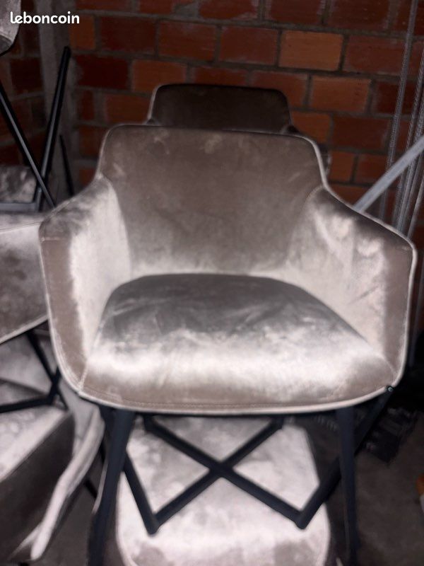 Chaise fauteuil en velours marron avec accoudoirs (image 2)