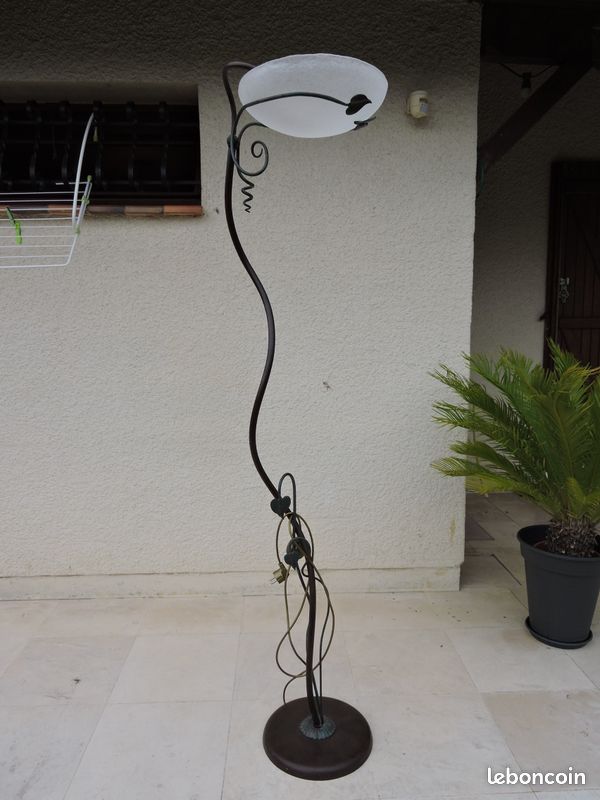 Lampe sur pied en fer forgé vasque en verre (image 1)