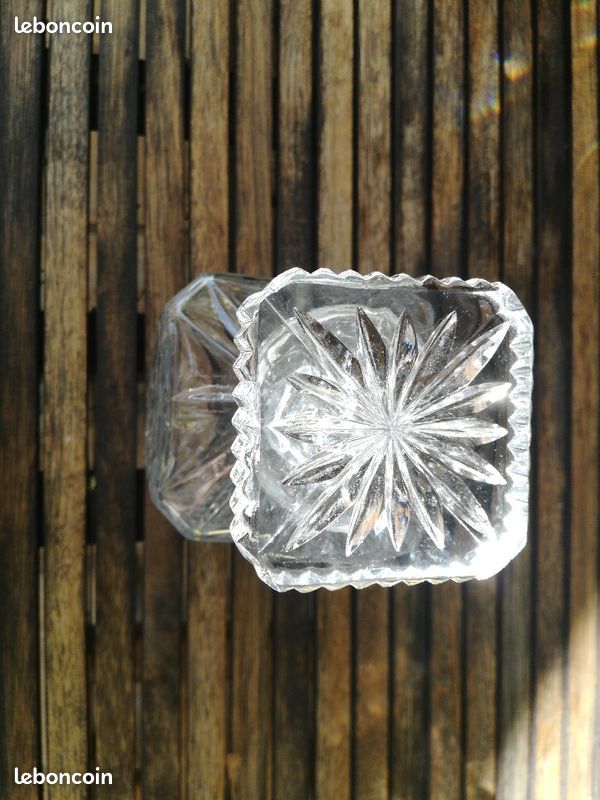 Une jolie carafe en verre (image 2)