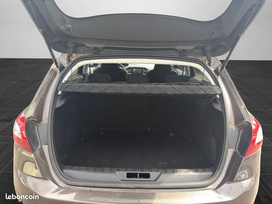 PEUGEOT 308 1.2 PureTech 110ch SS BVM5 Allure (image 17)