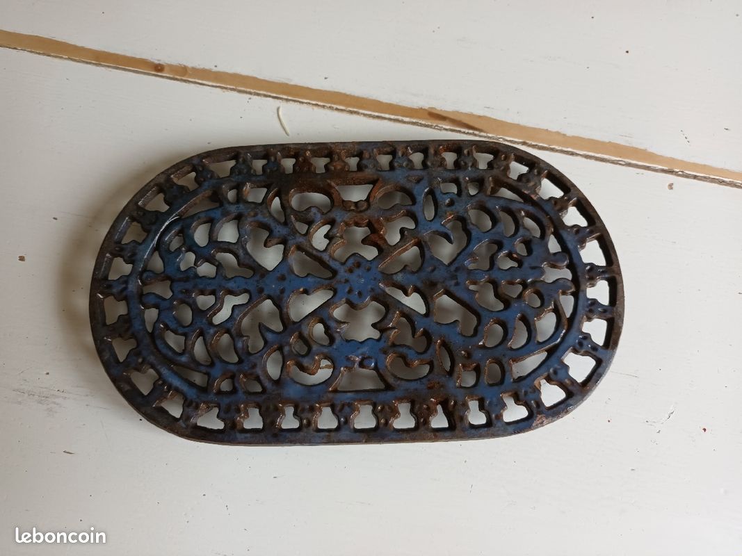 Dessous de plat ancien en fonte (image 1)