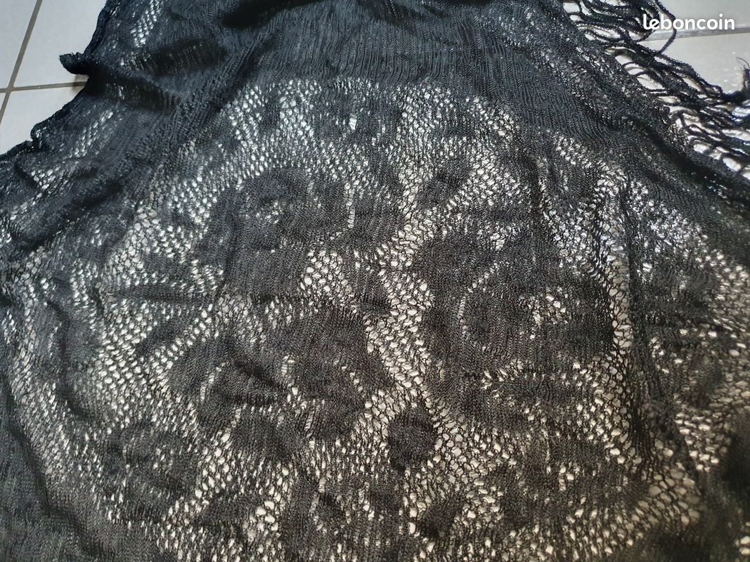 Chale noir léger style dentelle (image 2)