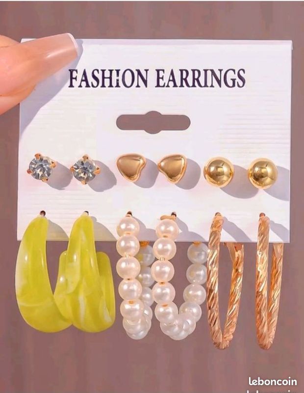 Lot De 25 Paires De Boucles D'Oreilles Neuves – Défauts Légers – Multicolore – Crochets