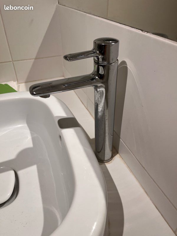 Vasque et robinet de salle de bain démontée (image 2)