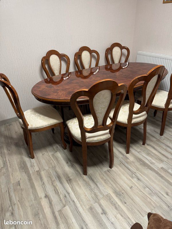 Table en bois verni avec 6 chaises assorties – très bon état (image 1)