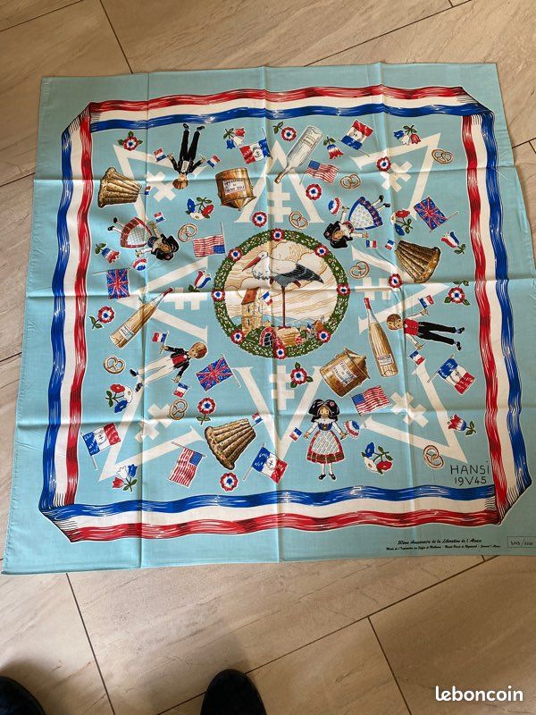 Foulard Carré HANSI 50ème Anniversaire De La Libération De L'Alsace - Comme Neuf