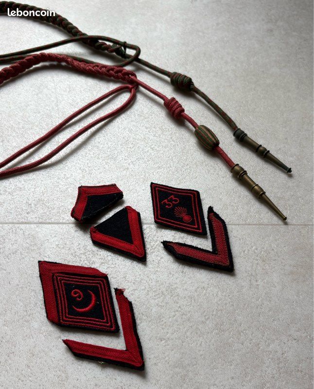 Lot d’anciens insignes militaires français & fourragères d’uniforme – Militaria vintage (image 1)