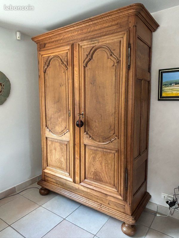 Armoire ancienne style Louis-Philippe en noyer massif - Ameublement