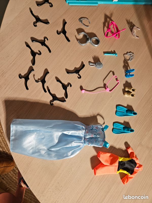 Dressing Barbie (image 5)