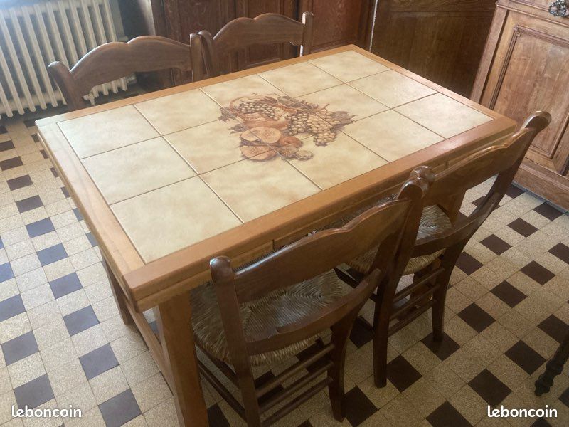 Table en bois avec carrelage décoratif (image 1)