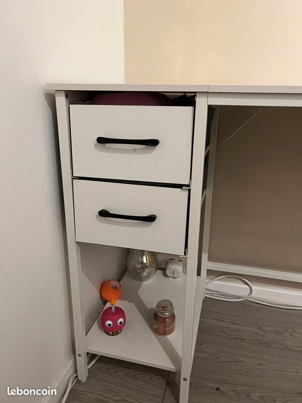 Bureau (image 2)