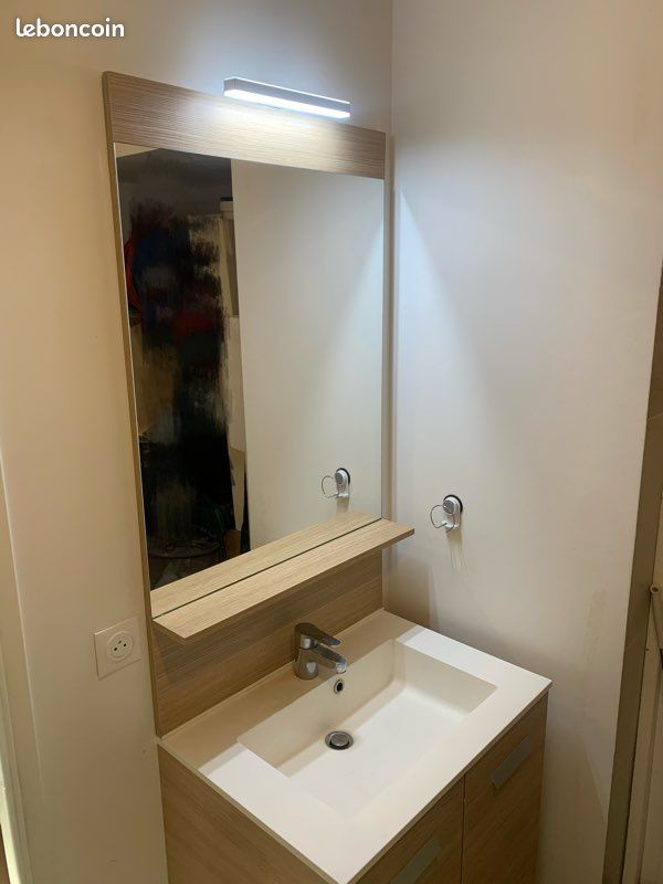 Ensemble de salle de bain avec miroir, vasque, robinet, éclairage intégré et espace de rangement (image 1)