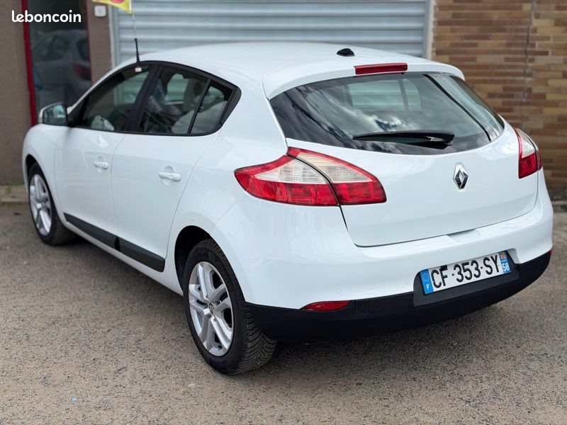 Renault Mégane 3 1.5 DCI 110 DYNAMIQUE 259470 KM GARANTIE 3 MOIS / GPS / BLUETOOTH / RADAR AR / CENTRALISATION / CLIMATISATION / RÉGULATEUR ET LIMITEUR DE VITESSE / RÉVISION À JOUR / DISTRIBUTION OK (image 5)