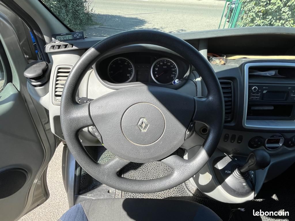 RENAULT TRAFIC Passenger L1H1 2.0 dCi 115 - AMÉNAGÉ OU 8 PLACES - BVA - FULL ENTRETIEN - 2E MAIN (image 12)