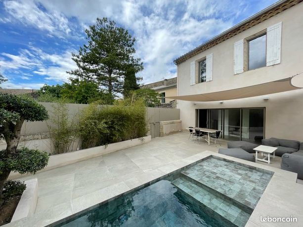 Maison village rénovée 116 m² cours avec bassin + garage 40 m² + 40 m² supplémentaires à aménager à l'étage