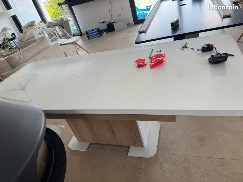 Buffet table et chaises (image 6)