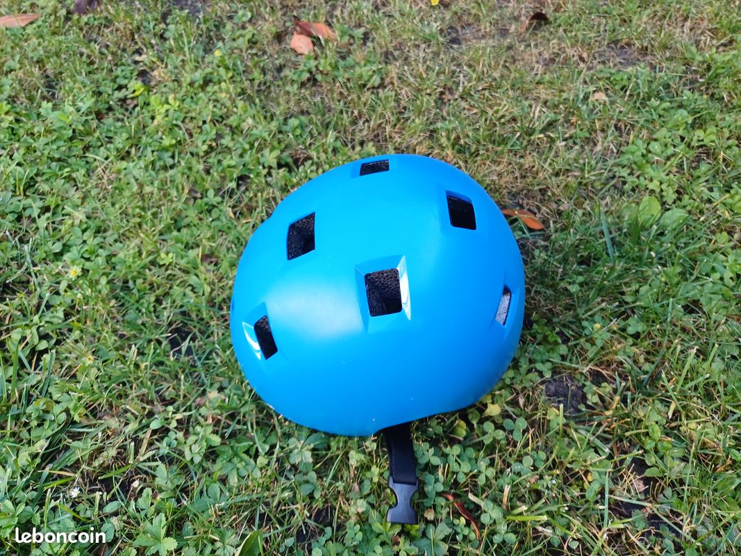 Casque vélo ou roller bleu (image 1)