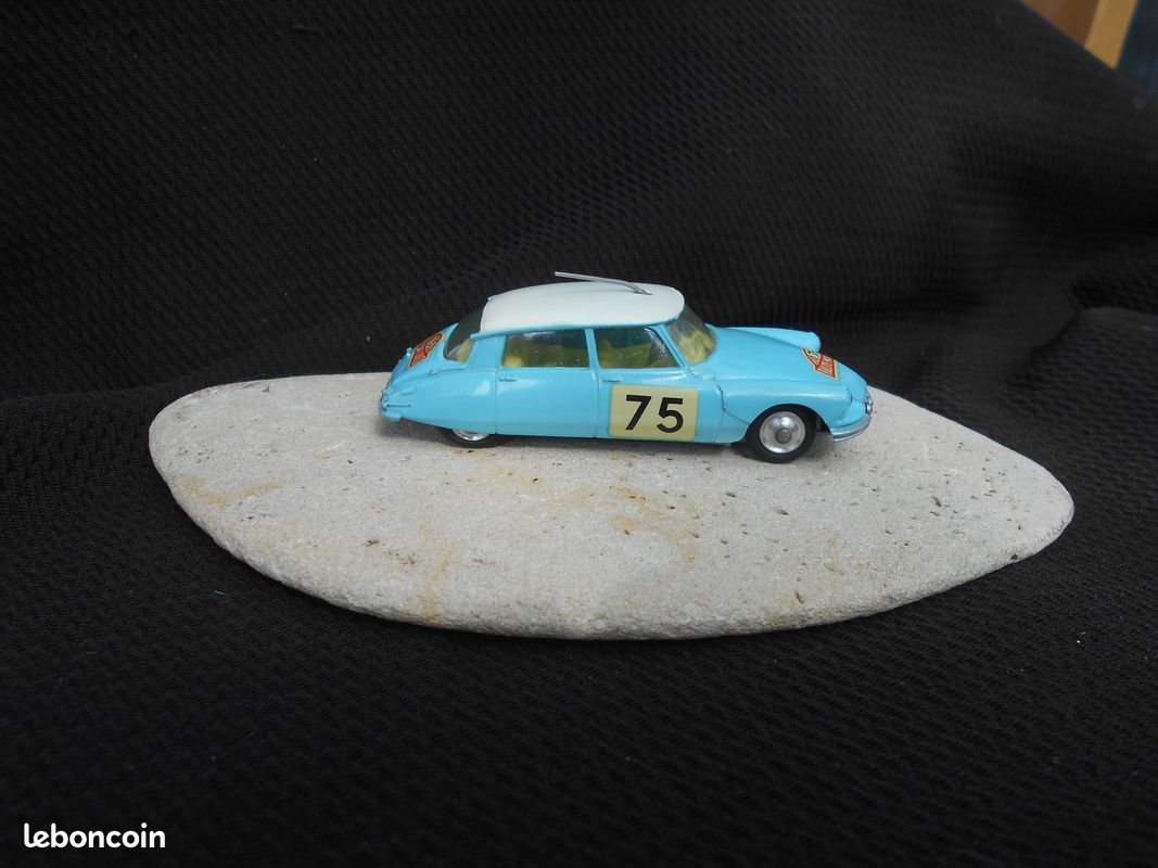 Citroën DS 19 Monte-Carlo Winner (1966) 1/43 Vitesse Blanc/Bleu Blanc/Bleu Métal/Plastique